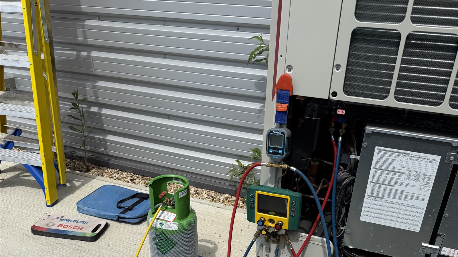 Commercial air conditioning outdoor unit with servicing and commissioning equipment
